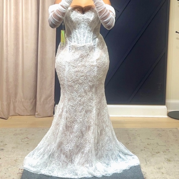 Wedding dress - Picture 1 of 4